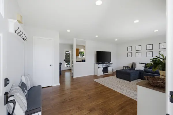 1110 W Glenn TRL, Elk Grove Village, IL 60007