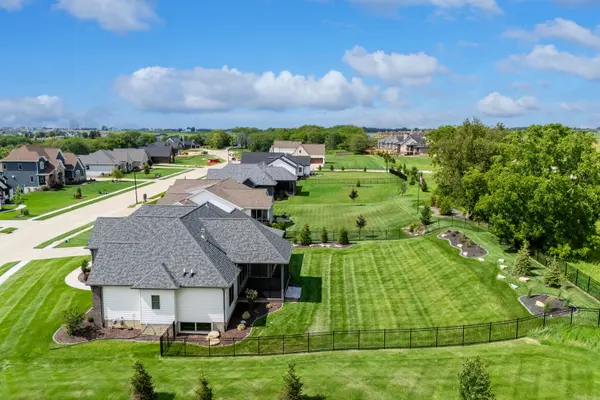 5077 Oak Ridge CT, Bettendorf, IA 52722