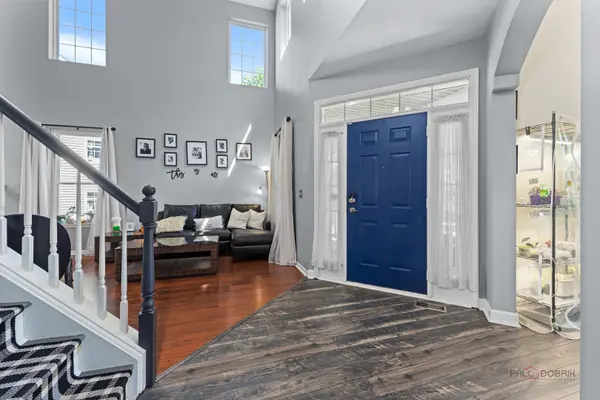 370 Ashford LN, Grayslake, IL 60030