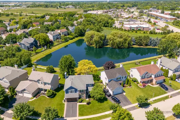 370 Ashford LN, Grayslake, IL 60030