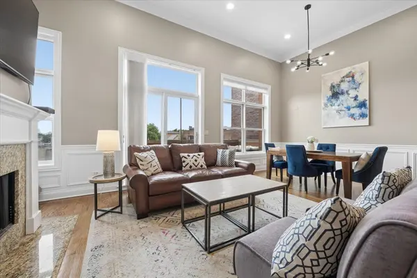 1130 W Diversey Pkwy #4W, Chicago, IL 60614