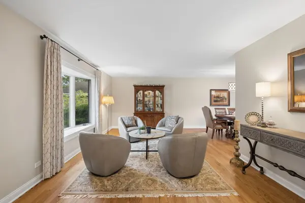 449 Farnham LN, Wheaton, IL 60189