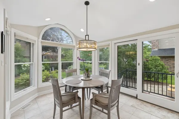 449 Farnham LN, Wheaton, IL 60189