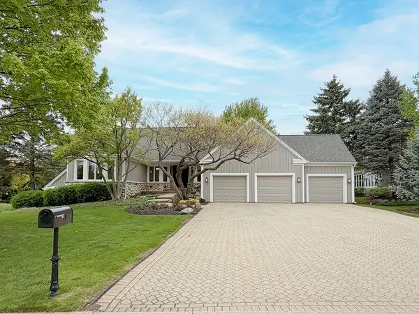 211 Ridge LN, Lake In The Hills, IL 60156
