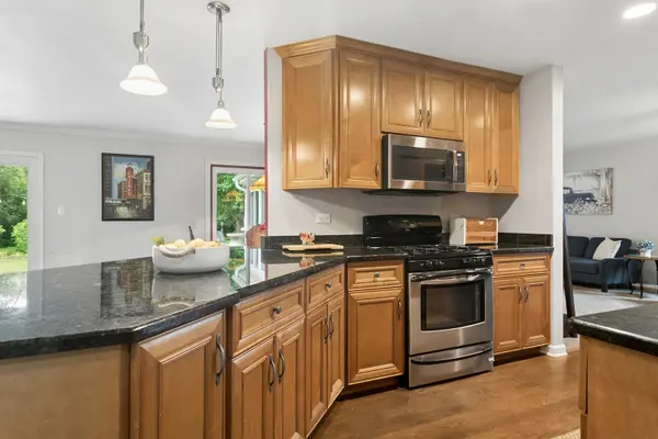 2S155 Mayfield LN, Glen Ellyn, IL 60137