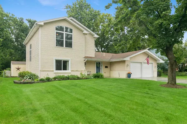 2S155 Mayfield LN, Glen Ellyn, IL 60137