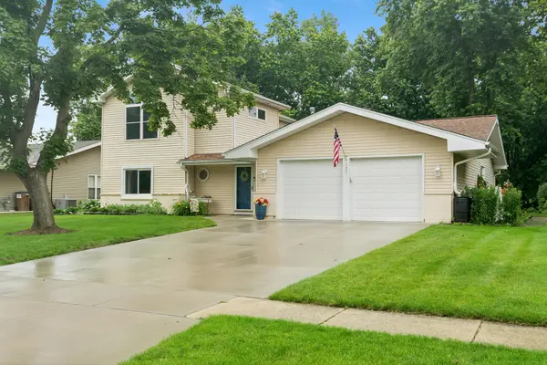 2S155 Mayfield LN, Glen Ellyn, IL 60137
