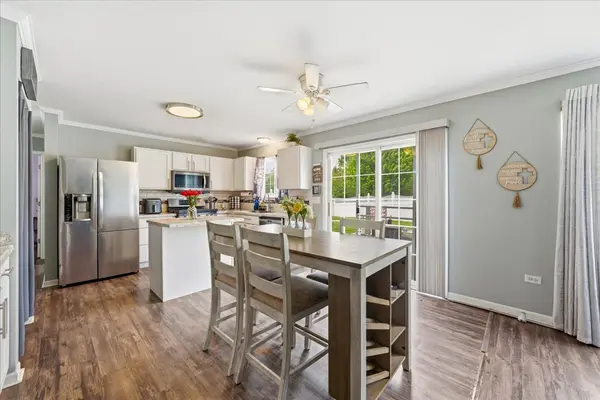 3800 Thoroughbred LN, Joliet, IL 60435