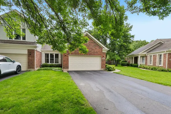 2109 N Charter Point DR, Arlington Heights, IL 60004