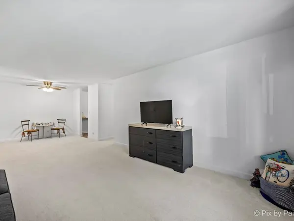 1475 N Winslowe DR #102, Palatine, IL 60074