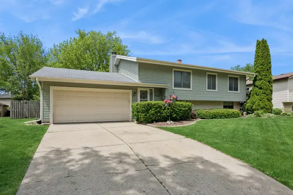 930 Camelot DR, Crystal Lake, IL 60014