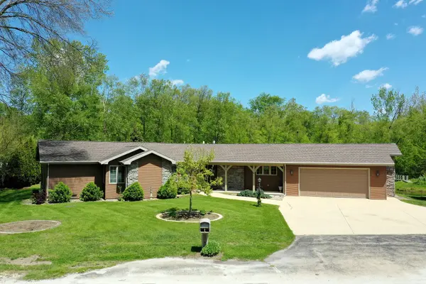27 Birchwood LN, St. Anne, IL 60964