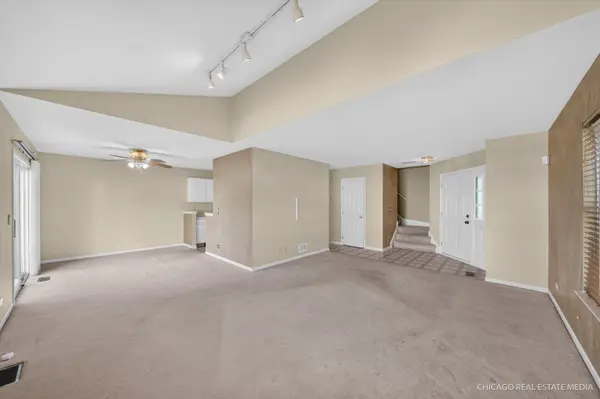 1320 Jenna DR #A, South Elgin, IL 60177