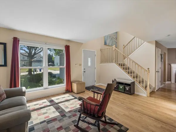 317 W Harvard CIR, South Elgin, IL 60177