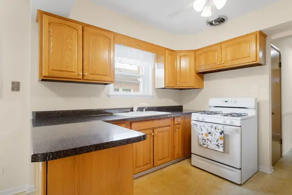 5024 Harnew RD S, Oak Lawn, IL 60453