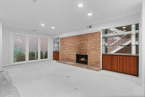 334 W Barry AVE #B, Chicago, IL 60657
