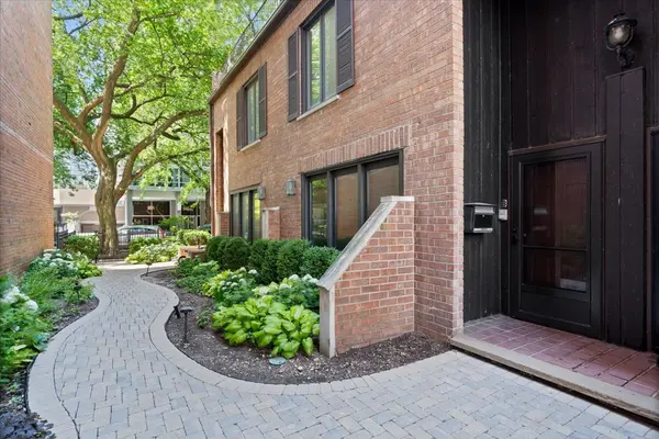 334 W Barry AVE #B, Chicago, IL 60657