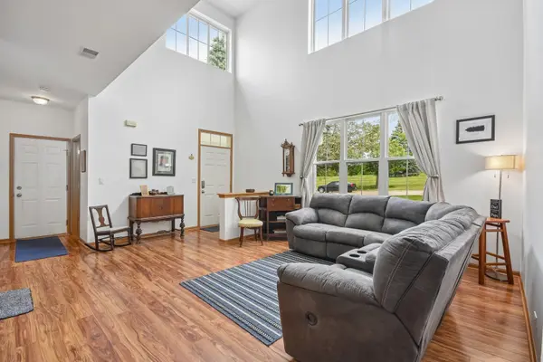 502 Heritage CT, St. Charles, IL 60175