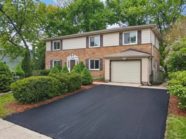 208 Pine ST, Deerfield, IL 60015