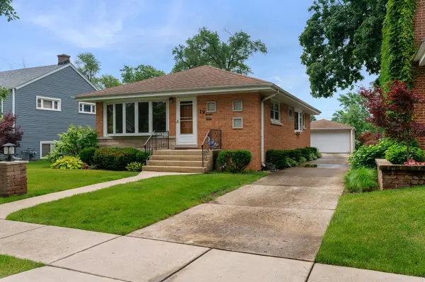 19 W Adams ST, Villa Park, IL 60181