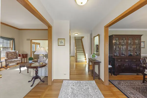 21 Chancel LN, Glen Ellyn, IL 60137