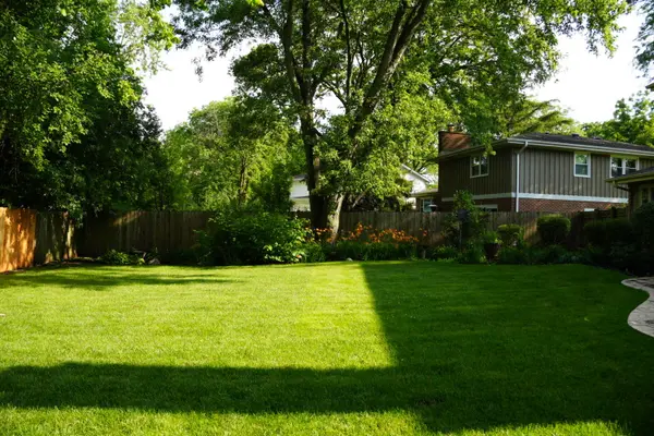 625 Sapling LN, Deerfield, IL 60015