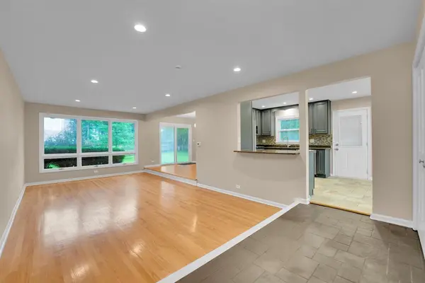 2309 Malik CT, Glenview, IL 60025