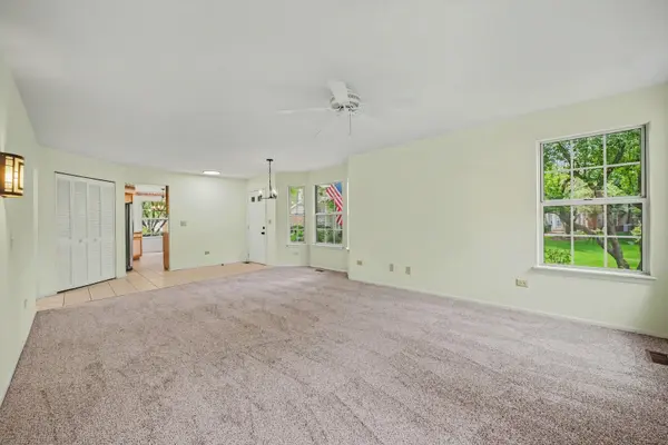22 Delaware CT, Schaumburg, IL 60193