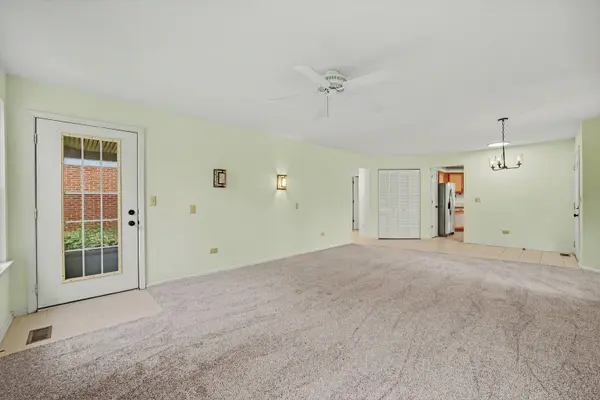 22 Delaware CT, Schaumburg, IL 60193