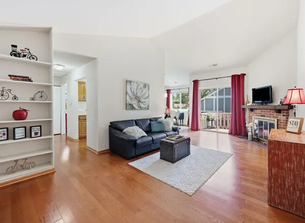 18 Waterbury LN #L2, Schaumburg, IL 60193