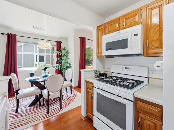 18 Waterbury LN #L2, Schaumburg, IL 60193
