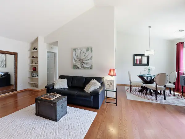 18 Waterbury LN #L2, Schaumburg, IL 60193