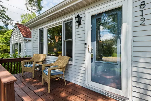 812 Lake Shore DR, Wauconda, IL 60084