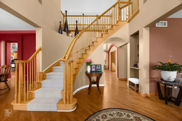 8 Fairfax CT, Bolingbrook, IL 60490
