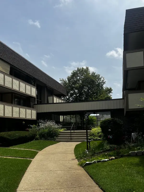 437 Cavalier CT #111, West Dundee, IL 60118