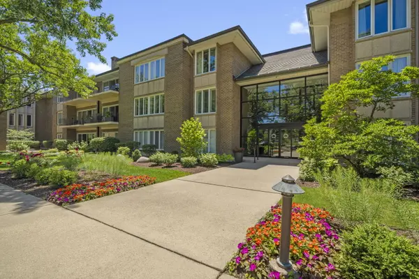 2 Oak Brook Club DR #C106, Oak Brook, IL 60523