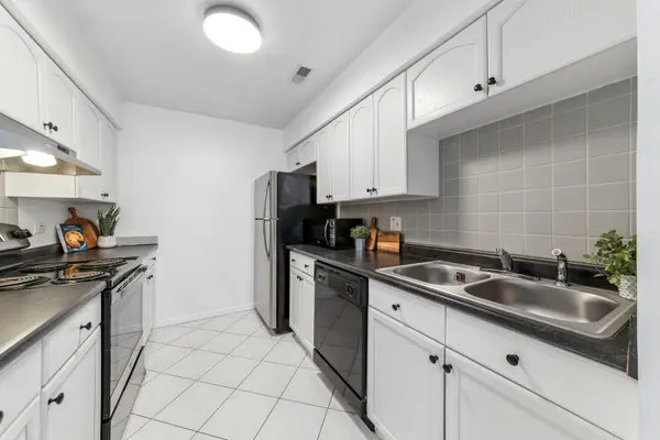 1424 Stonebridge CIR #L9, Wheaton, IL 60189