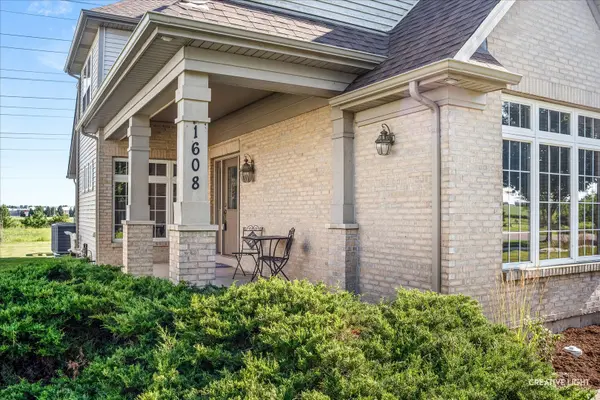 1608 Hearthstone LN, North Aurora, IL 60542