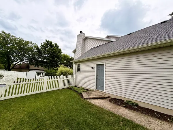 300 Savoy DR, Shorewood, IL 60404