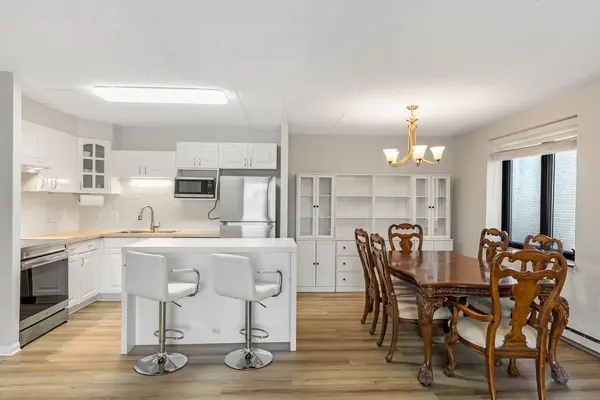 9737 N Fox Glen DR #2M, Niles, IL 60714