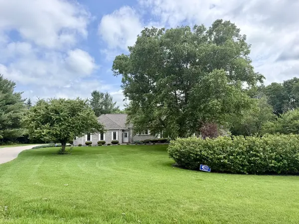 2202 Meadows DR, Sterling, IL 61081