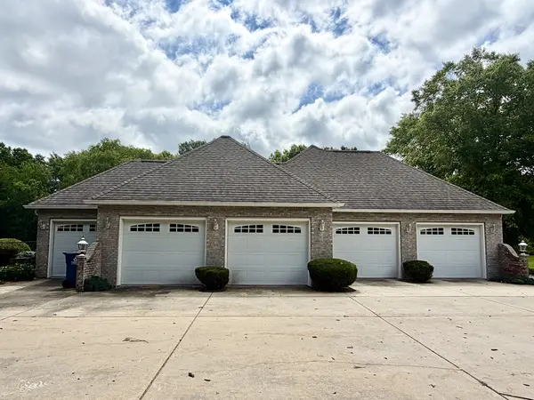 2202 Meadows DR, Sterling, IL 61081