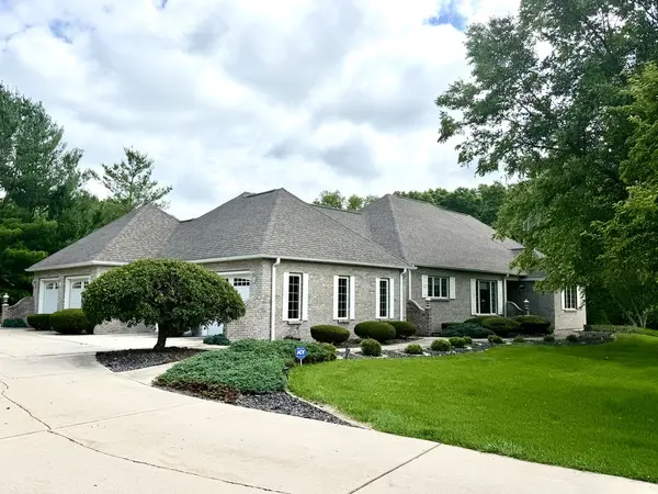 2202 Meadows DR, Sterling, IL 61081