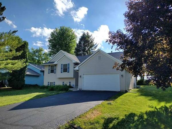 152 Columbia ST, Poplar Grove, IL 61065