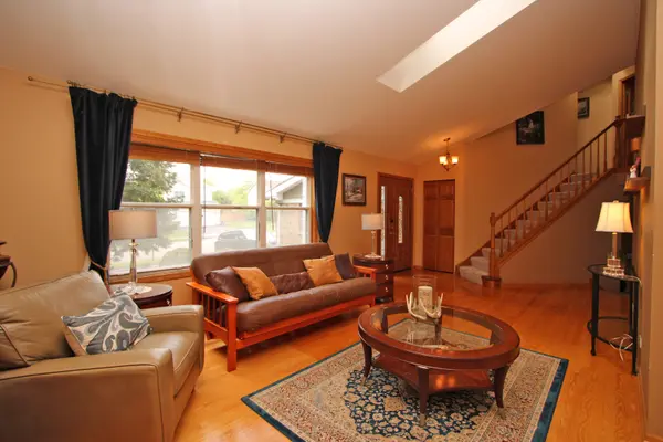 464 Farm Bridge RD, Lake Zurich, IL 60047