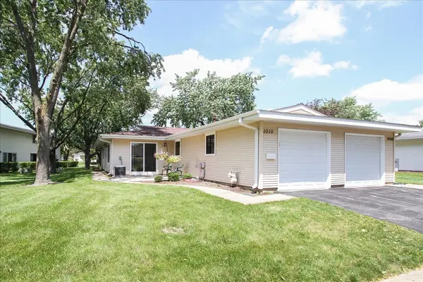 1010 Glastonbury LN, Schaumburg, IL 60193