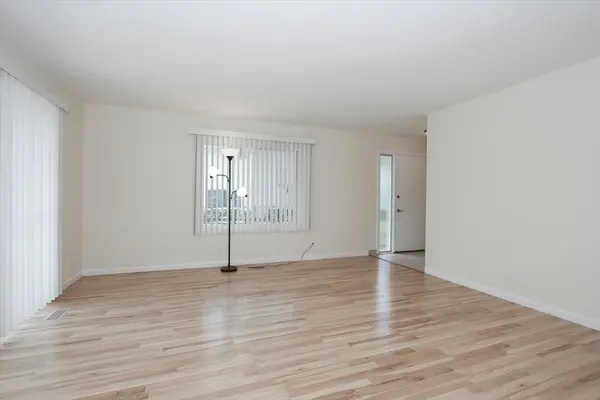 1010 Glastonbury LN, Schaumburg, IL 60193