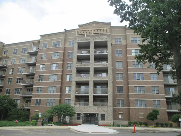 125 Lakeview DR #203, Bloomingdale, IL 60108