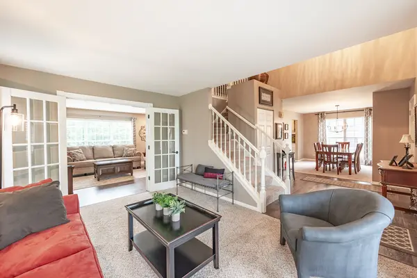 254 Mayfair LN, South Elgin, IL 60177