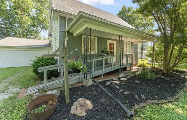 104 W Bond ST, Bondville, IL 61815